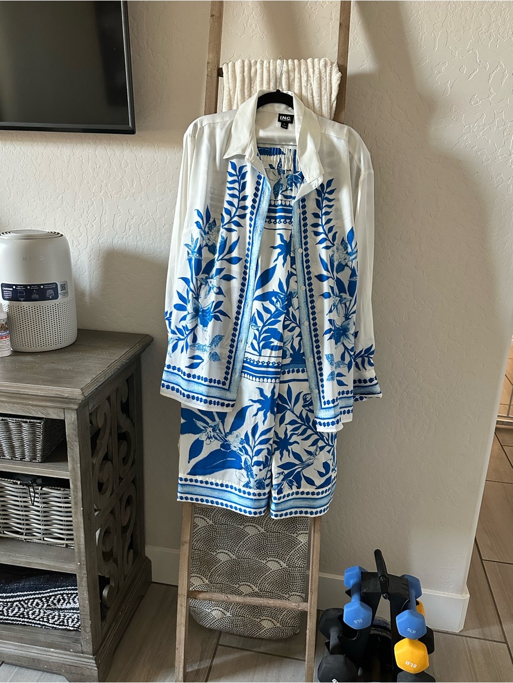 White & Blue Floral Print Long-Sleeve Button Shirt . INC XL - Picture 5 of 9